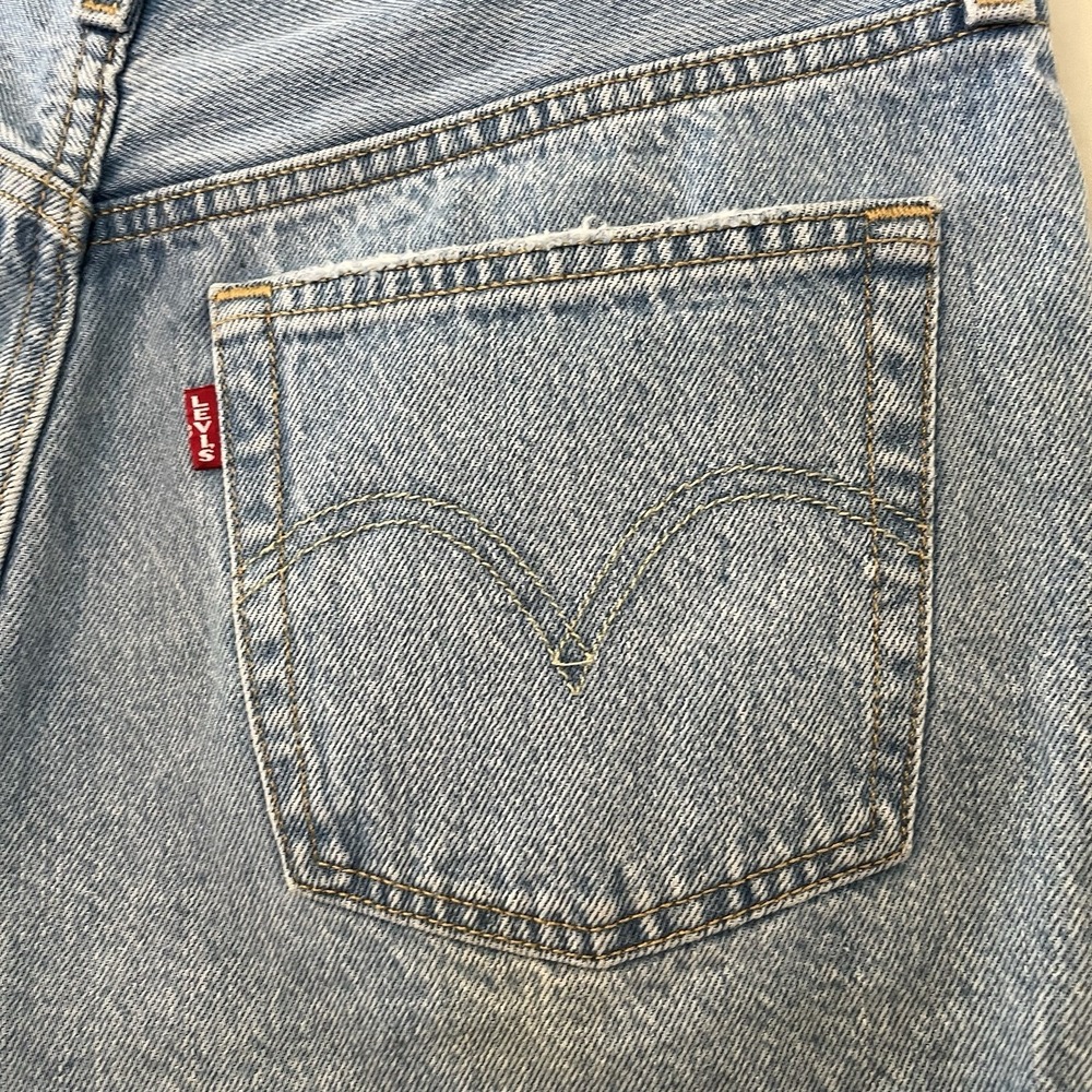 Levi's 501 Women's Jean Shorts 27 Light Wash Distressed 90s Classic Minimalist - Picture 5 of 9